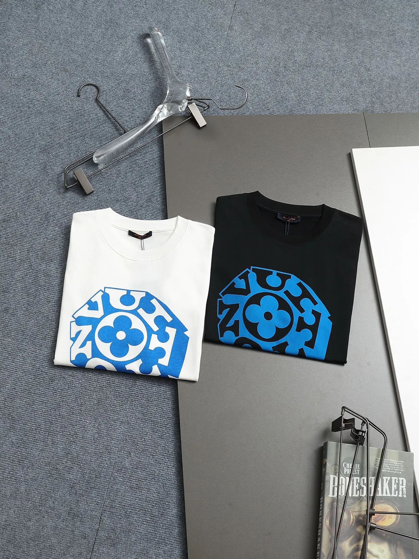 🅿️170 LV Louis Vuitton 25ss spring and summer printed short T series -1v Yayoi Kusama series pumpkin 🎃 pattern round neck short-sleeved T-shirt made of 32-count double yarn pure cotton 240g, washed at high temperature, will not shrink or fade. Comfortable to the touch, super texture❤️ Back-stitched cuff design, yellow back-mark embellishment, and a full set of accessories. A must-have for trendy men and trendy women, the classic drop-shoulder slightly wide version is available exclusively from stock!         ⚠️Only make high quality products, reject junk goods!  -Color: White Black -Size: XS S M L -Crowd: Unisex